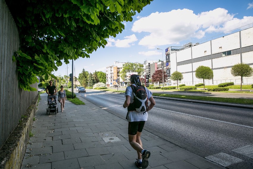 Fragment alei Daszyńskiego pomiędzy galerią a cmentarzem