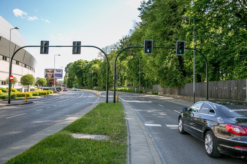 Fragment alei Daszyńskiego pomiędzy galerią a cmentarzem