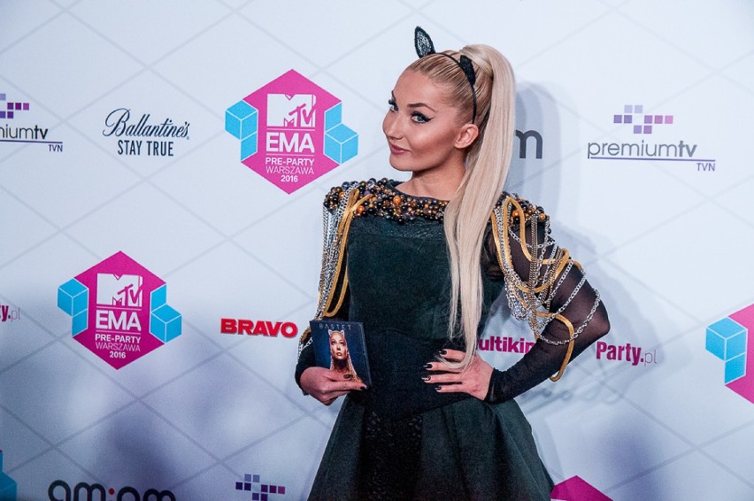 MTV EMA 2016. Wielki powrót Mariny, Tumala królową i śliczna...