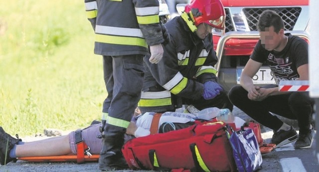 Uczestnicy wypadku wyszli z auta o własnych siłach, ratownicy i strażacy udzielili im pomocy
Do wypadku doszło na odcinku drogi krajowej numer 77. Wstępnie ustalono, że przed wypadkiem kierowca renault wyprzedzał kolumnę samochodów