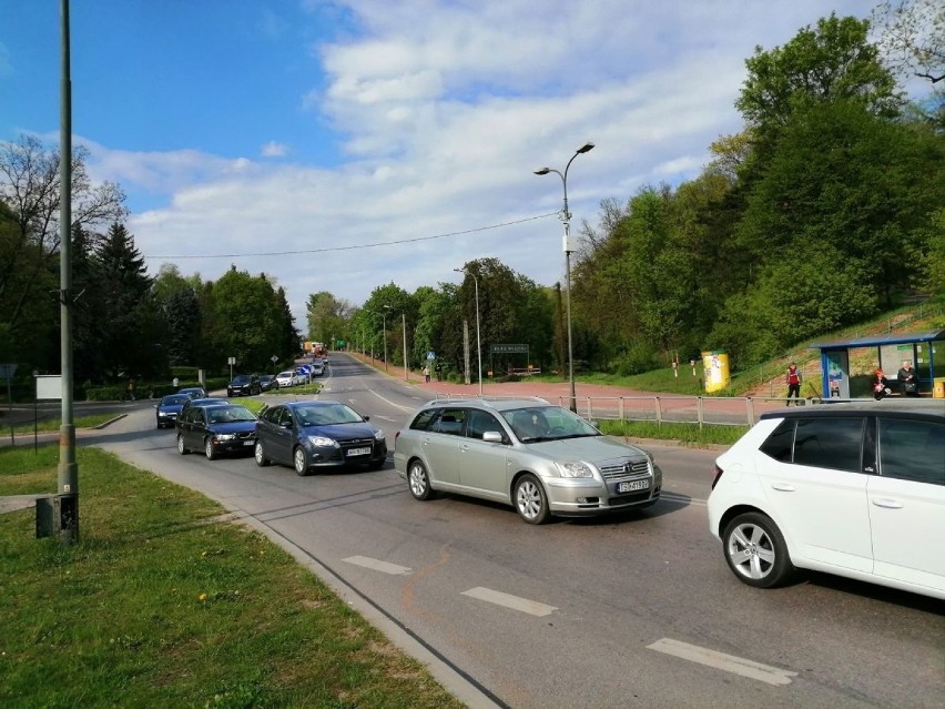 Zakorkowane Starachowice. Firma Rembud Rail kładzie asfalt na przejeździe na ulicy Radomskiej