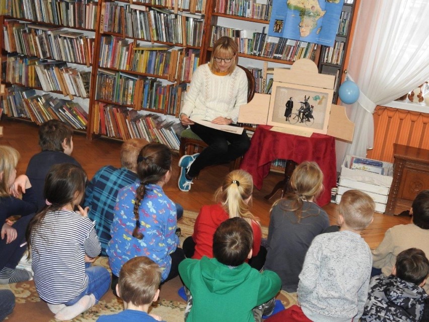 Pruszcz Gdański: Spotkania z dziećmi w bibliotece ZDJĘCIA Teatrzyk kamishibai - historie zaklęte w drewnianej skrzynce…