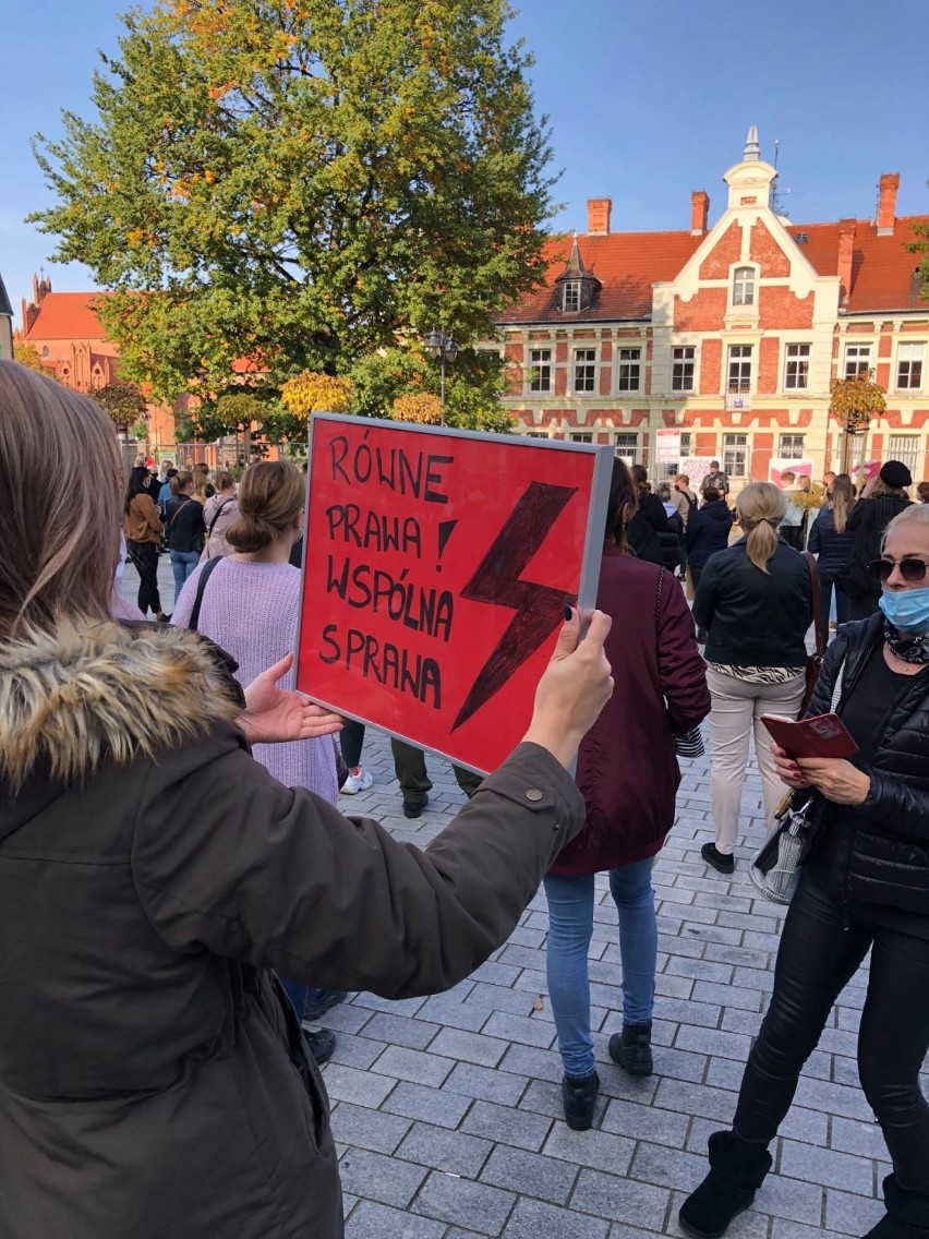 Strajk kobiet w Starogardzie Gdańskim. Protesty w sprawie zaostrzenia prawa antyaborcyjnego