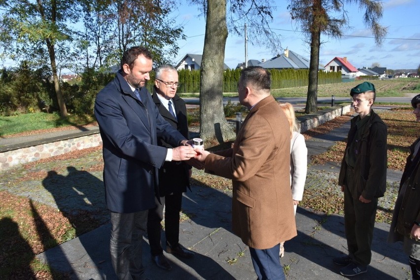 Delegacja z Paczkowa odbiera urnę z powstańczej mogiły od...