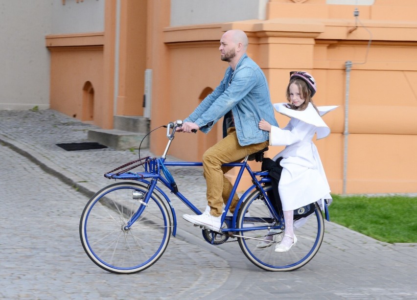 Jak wynika z danych, koszt organizacji przyjęcia w...