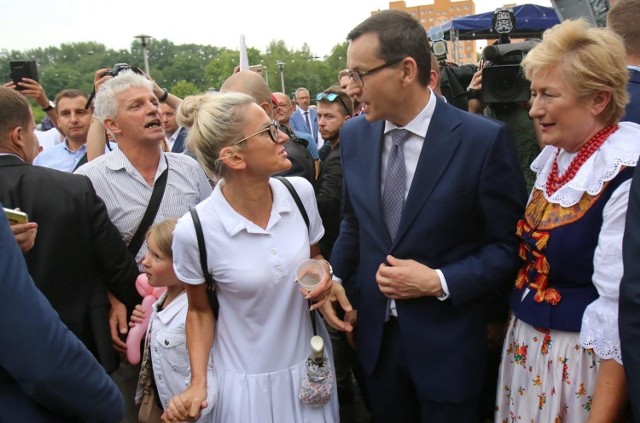 Premier Mateusz Morawiecki, gość specjalny X Pikniku Rodzinnego w ramach Metropolitalnego Święta Rodziny, wszedł w towarzystwie marszałka województwa śląskiego, Jakuba Chełstowskiego, oraz wojewody śląskiego, Jarosława Wieczorka.