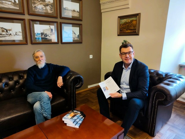 Podczas spotkania odbędzie się promocja najnowszego dzieła autora -  „Okruchy ze stołu historii - gawędy sandomierskie”. Od lewej Adam Borzęcki i burmistrz Marcin Marzec.