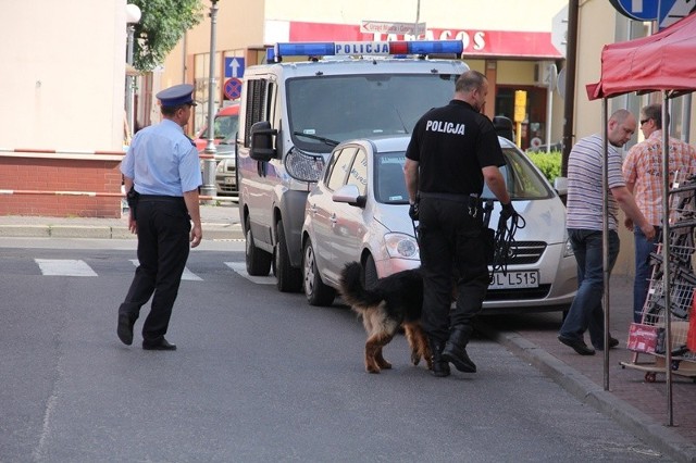 Tuż po napadzie policjanci z psami "przeczesywali" otoczenie banku