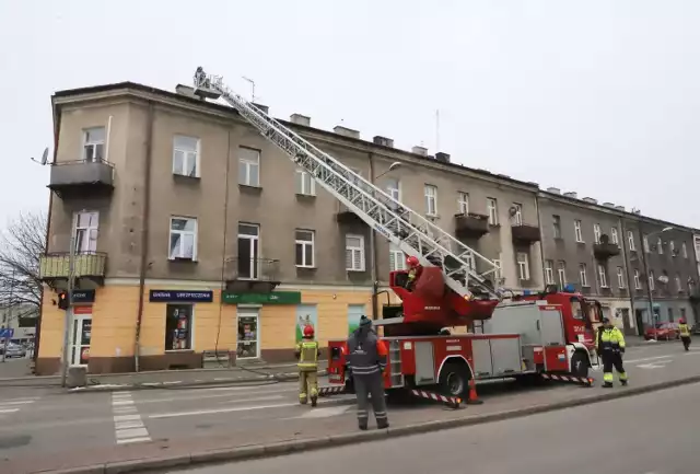Strażacy gasili pożar sadzy w kamienicy na rogu ulic Wernera i Malczewskiego w Radomiu, akcja utrudniła ruch na skrzyżowaniu.