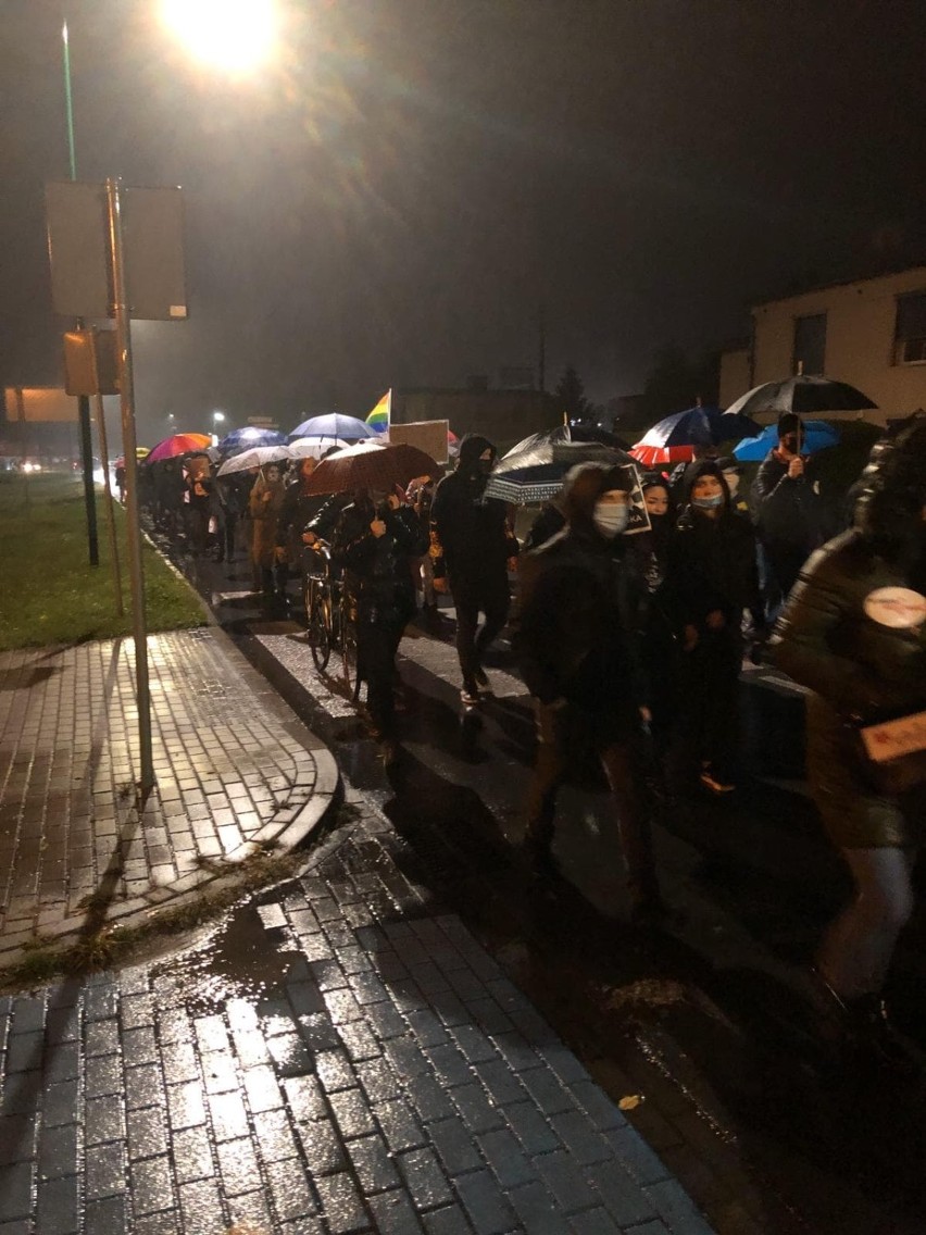 Deszczowy strajk kobiet w Lublińcu. Jakie hasła nieśli...