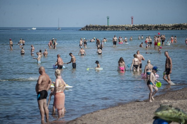 W środę w pasie nadmorskim zrobiło się gorąco. Nic więc dziwnego, że na plaży w Darłówku pojawiły się tłumy plażowiczów.