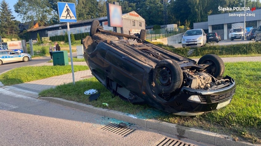 Groźne dachowanie w Jastrzębiu-Zdroju. Wszystko przez... zerwaną oś! Zobacz zdjęcia