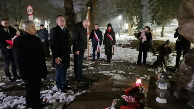 W uroczystościach uczestniczyli m.in. starosta sandomierski Marcin Piwnik, Wicestarosta Paweł Niedźwiedź oraz Członek Zarządu Powiatu Ryszard Nagórny.