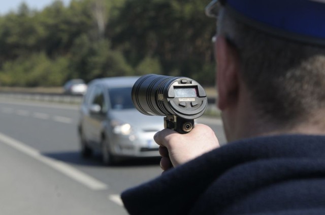 Zatrzymana, podała policjantom dokumenty. W dowód rejestracyjny włożyła 100 zł - miała nadzieję, że w ten sposób uchroni się od konsekwencji i punktów karnych.