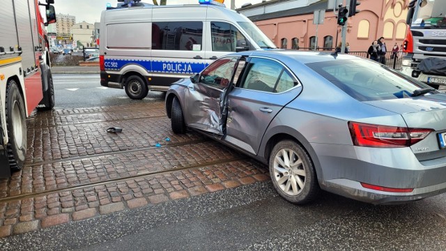 Zderzenie samochodu osobowego z tramwajem na ul. Chełmińskiej w Grudziądzu