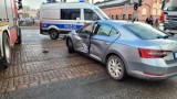 Zderzenie samochodu osobowego z tramwajem na ul. Chełmińskiej w Grudziądzu. Jedna osoba w szpitalu [zdjęcia]