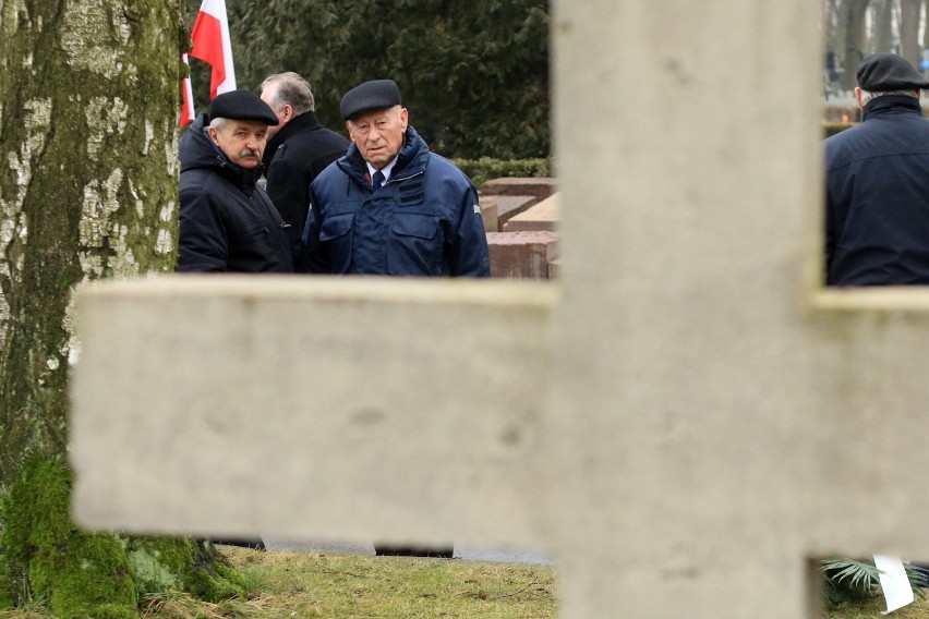 Urny z ziemią z partyzanckich pól bitewnych Lubelszczyzny złożono na cmentarzu przy ul. Białej. (ZDJĘCIA)
