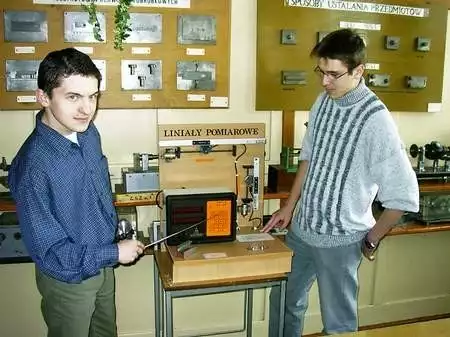 Maciej Wilga i Maciej Kamiński pokazują swoją pracą dyplomową.