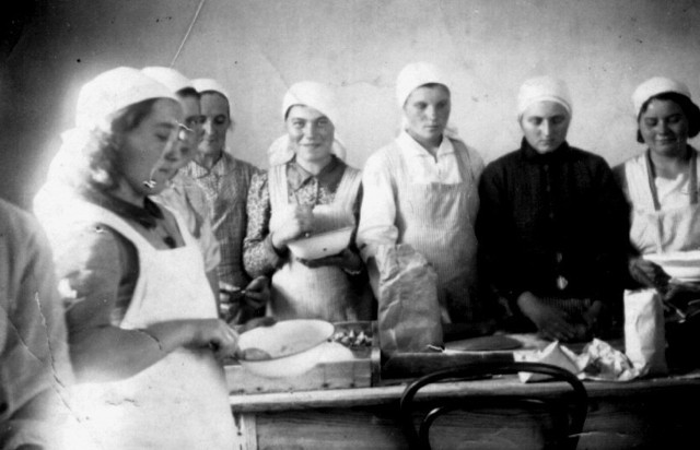 W Łęce prężnie działały zawsze koła gospodyń.  To zdjęcie pochodzi z 1938 r. Tradycja przetrwała do dziśMat. Muzeum Miejskiego Sztygarka
