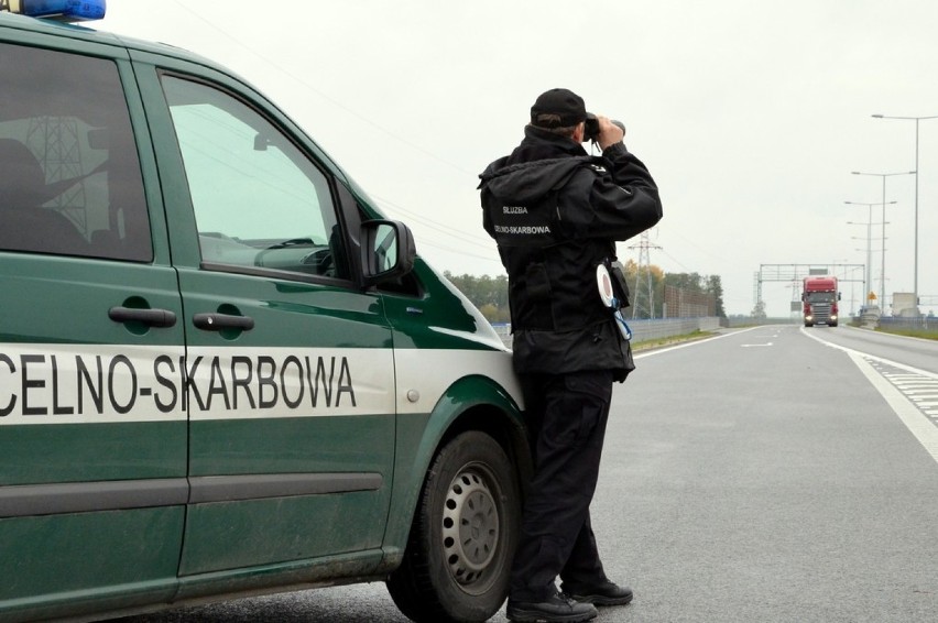 Funkcjonariusze KAS w Budzisku ujawnili kontrabandę. Kierowca ukrył papierosy w układzie wydechowym