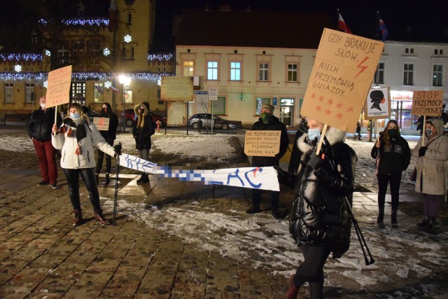 Tym razem na Dużym Rynku w Świeciu protestowało około 15 osób