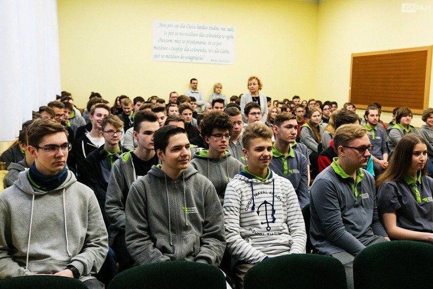 Strajk nauczycieli w Szczecinie. Prezydent poprowadził lekcję w szczecińskiej szkole [ZDJĘCIA]