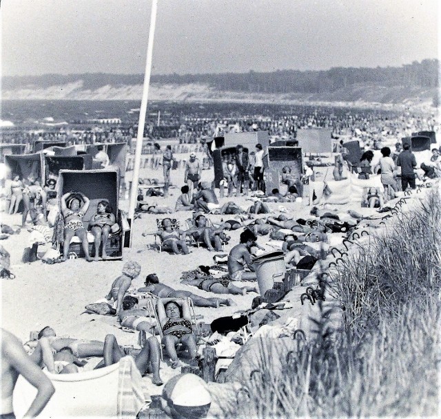 Pełnia sezonu letniego 1973 r. na wschodniej plaży w Ustce