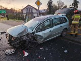 Czołowe zderzenie tira z osoobówką w Marszowie. W środę rano koło świetlicy doszło do wypadku, jedna osoba trafiła na żarski SOR