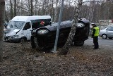 Jastarnia. Wypadek koło stacji paliw. Grand Cherokee wjechał w busa. Są poszkodowani