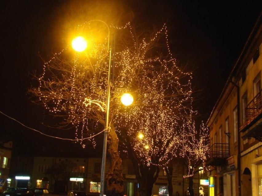 Oświetlenie nad ulicą Reymonta. Fot. Paweł Dudek
