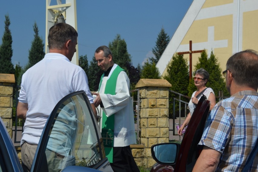 Święcenie pojazdów w parafii na os. Dolnośląskim w Bełchatowie