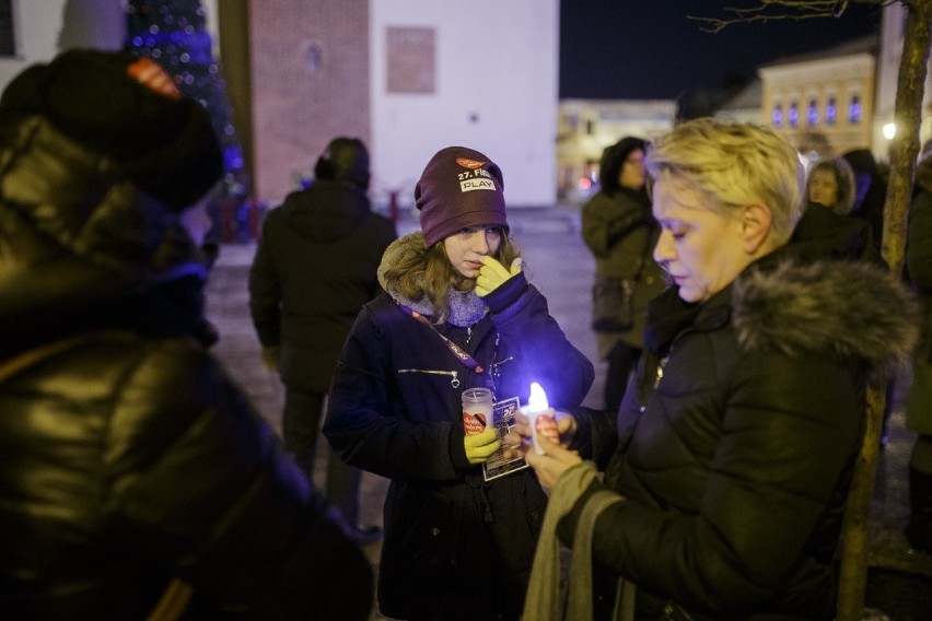 Tarnów. "Milczący protest" po śmierci Pawła Adamowicza [ZDJĘCIA]