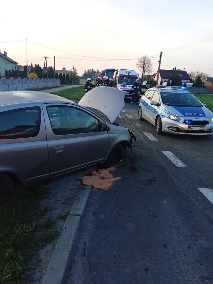 Kolizja na drodze krajowej 74 w Wójcinie. Kierowca uderzył w przepusty drogowe [ZDJĘCIA]