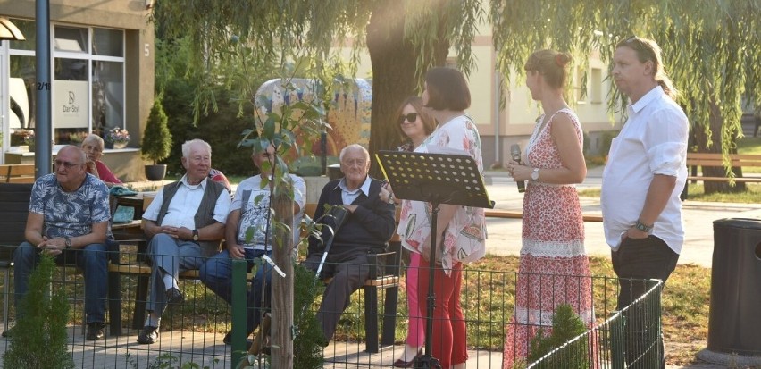 Spotkanie z poezją Wisławy Szymborskiej w Ogródku Seniora w Chodzieży