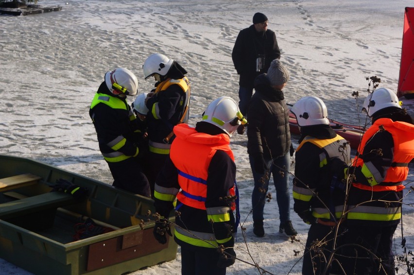 Strażacy w Kaliszu ćwiczyli ratowanie tonących pod lodem