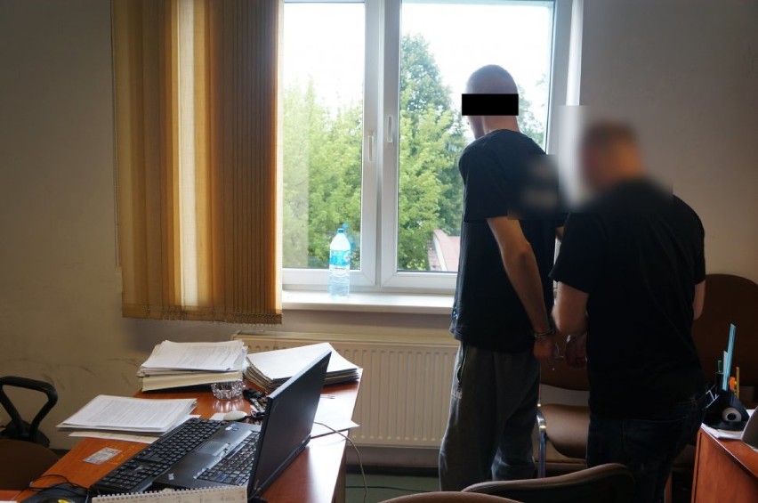 Kradzież w Lipinach: czwórka młodych mężczyzn okradła mieszkanie na ul. Barlickiego