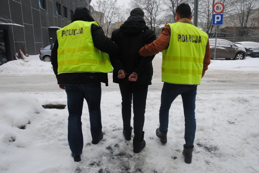 Rozbój na Pomorskiej w Łodzi. Napadli przechodnia i próbowali go okraść [FOTO]