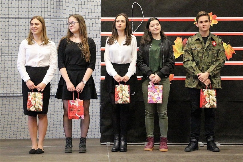 Konkurs pieśni patriotycznej w dniu Święta Szkoły w I LO w Złotowie