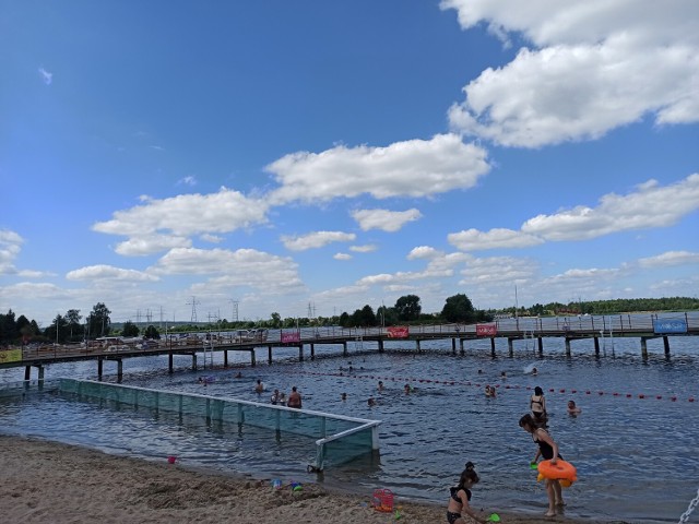 Niedzielne popołudnie na plaży ośrodka Przystań Gosławice w Koninie