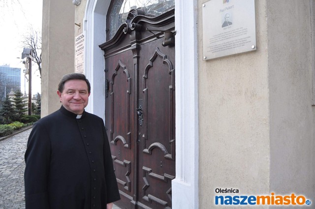 Ks. Jan Suchecki często wspomina z Oleśnicę. W naszym mieście był przy budowie kościoła, we Wrocławiu remontuje świątynię