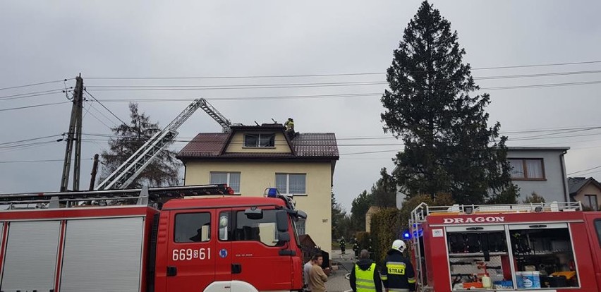 Strażacy gasili pożar dachu domu w Godowie