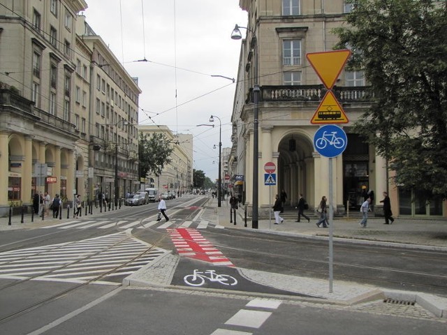 Wspólny pas ruchu rowerów i tramwajów przy Placu Zbawiciela
