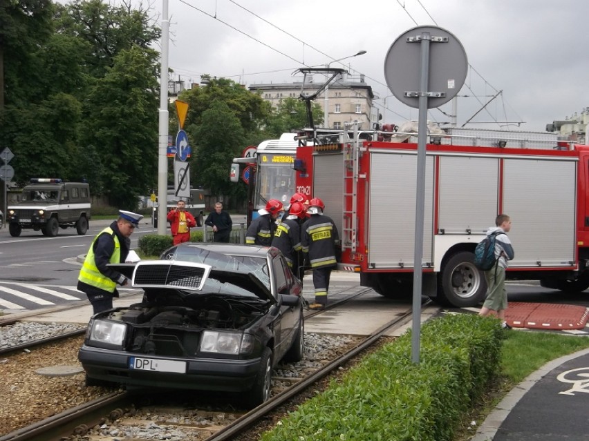 Wypadek na ulicy Pułaskiego. Zderzenie tramwaju z samochodem (ZDJĘCIA)