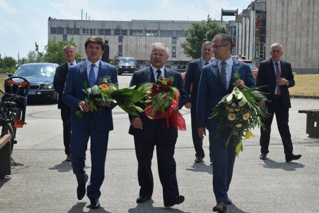 Sabuhi Abdullayev przedstawiciel miasta Gabali, Hasan Hasano, Ambasadorem Nadzwyczajnym i Pełnomocnym Republiki Azerbejdżanu w Polsce, Jarosław Grobelny, wiceprezydent Gniezna (od lewej) złożyli kwiaty pod pomnikiem przyjaźni polsko-azerbejdżańskiej w Parku Piastowskim w Gnieźnie