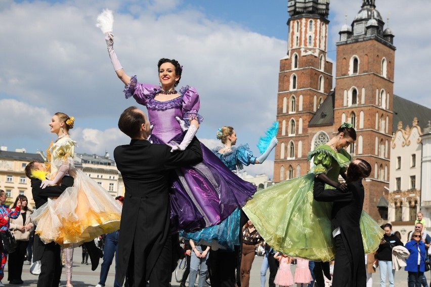 Krakowski balet zatańczył na płycie Rynku „Po polsku i po...