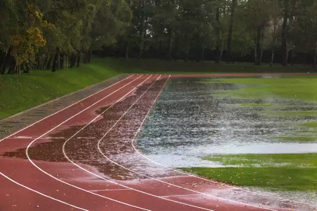 Woda zalała część boiska oraz bieżni na terenie Zespołu Szkół Rolniczych w Słupsku.