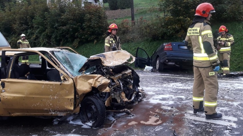 Nowa Wieś wypadek. Na trasie Nowy Sącz – Krynica zderzyły się dwa auta. Pięć osób przetransportowano do szpitala 