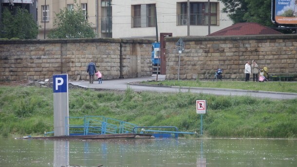 Od samego rana, w Małopolsce strażacy interweniowali łącznie 147 razy. W akcjach brało udział 175 zastępów straży oraz 694 strażaków z ochotniczej oraz państwowej straży pożarnej. (na zdjęciu: bulwary wiślane w Krakowie w środę po południu)