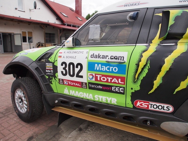 Mini, którym Hołowczyc ścigął się podczas tegoroczengo Rajdu Dakar zaparkowało w Parchowie