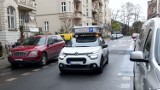 Kontrole w strefach płatnego parkowania w Poznaniu. Samochód wyposażony w czujniki i kamery sprawdzi, czy płacimy za miejsce parkingowe